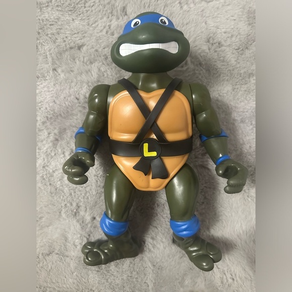 Playmates Toys TMNT Classic Leonardo Giant Size 12" Action Figure 2022 - Picture 2 of 7